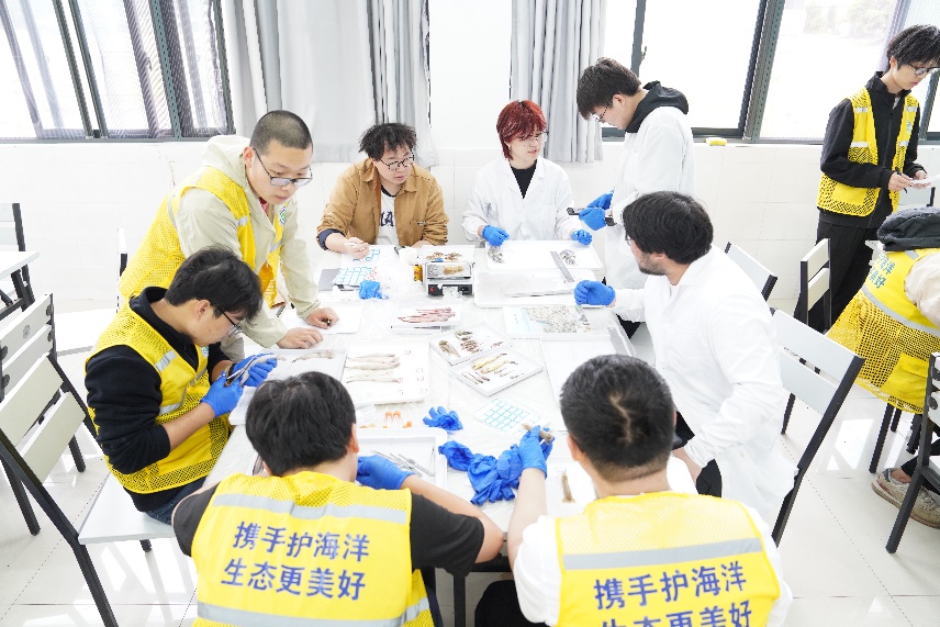 学生在室内开展生物学实验